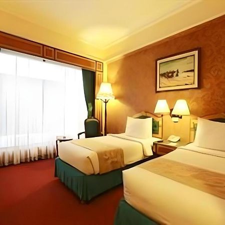 Gajahmada Graha Hotel Маланг Екстериор снимка