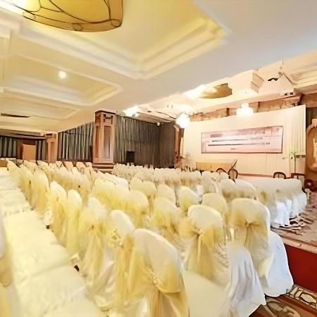 Gajahmada Graha Hotel Маланг Екстериор снимка