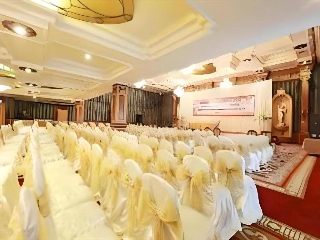 Gajahmada Graha Hotel Маланг Екстериор снимка