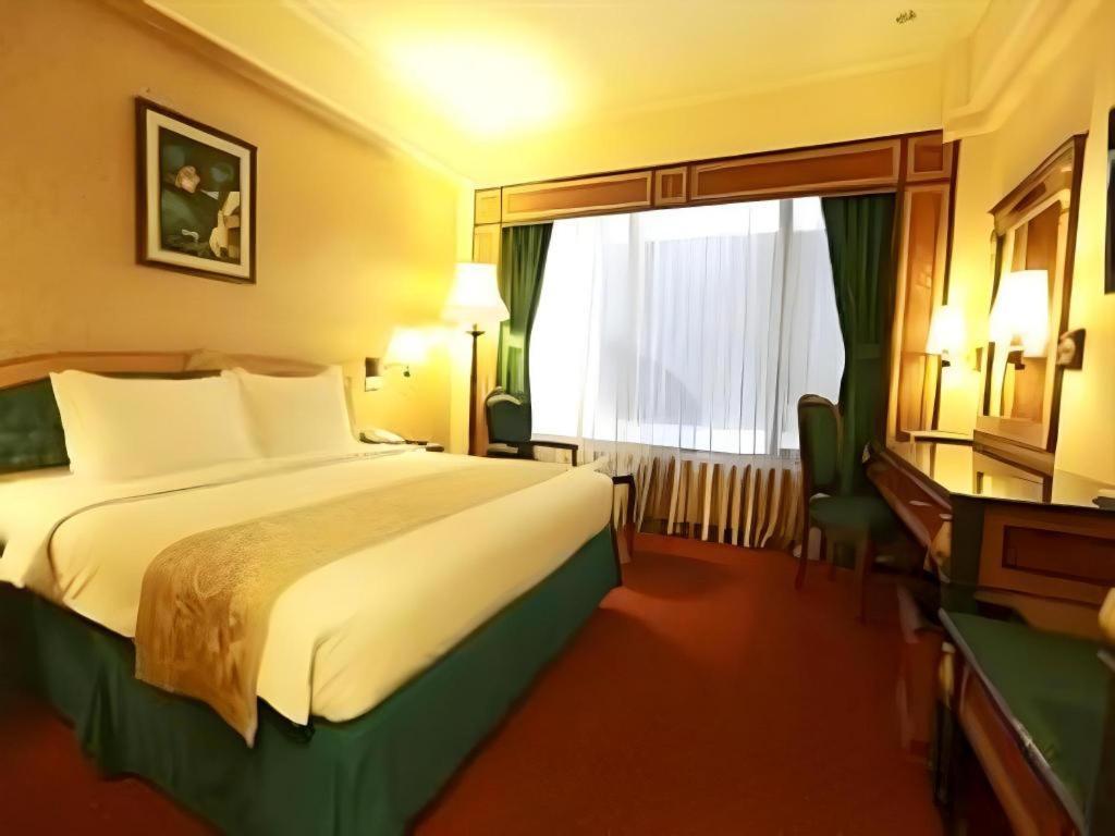 Gajahmada Graha Hotel Маланг Екстериор снимка