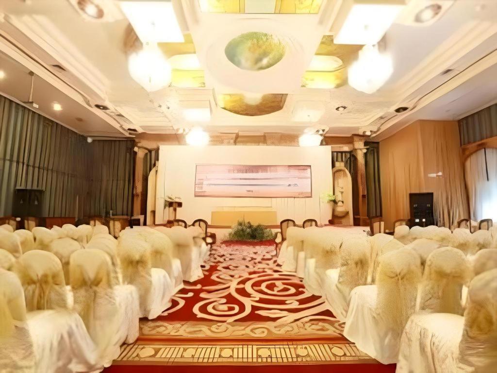 Gajahmada Graha Hotel Маланг Екстериор снимка