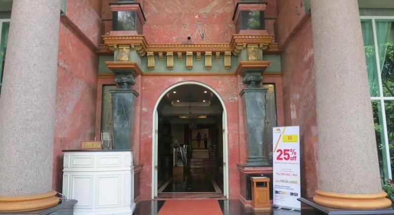Gajahmada Graha Hotel Маланг Екстериор снимка