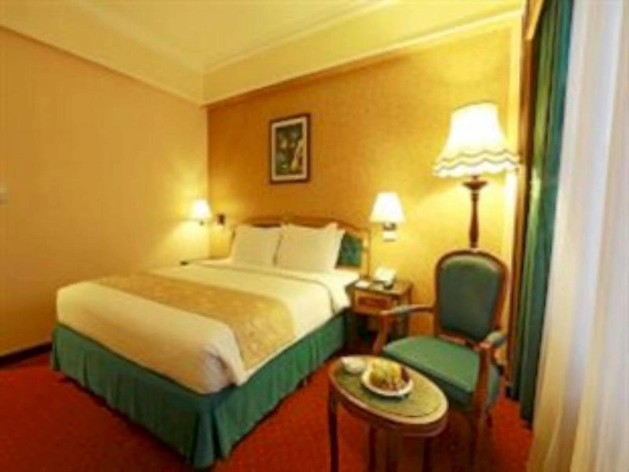 Gajahmada Graha Hotel Маланг Екстериор снимка