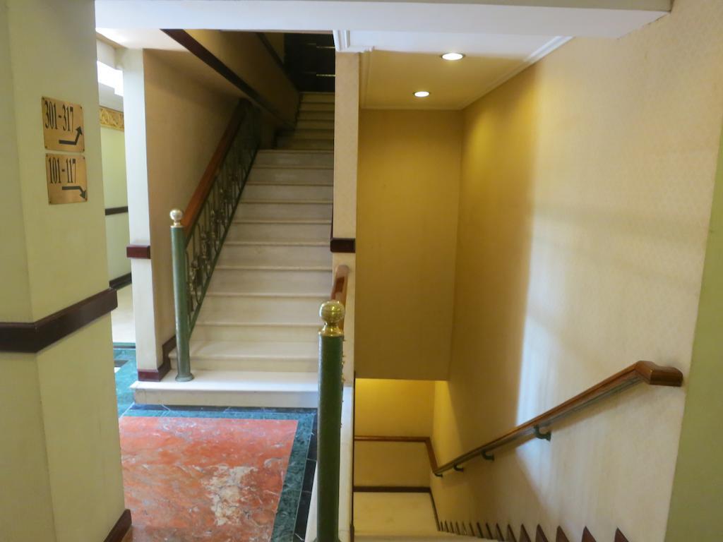 Gajahmada Graha Hotel Маланг Екстериор снимка