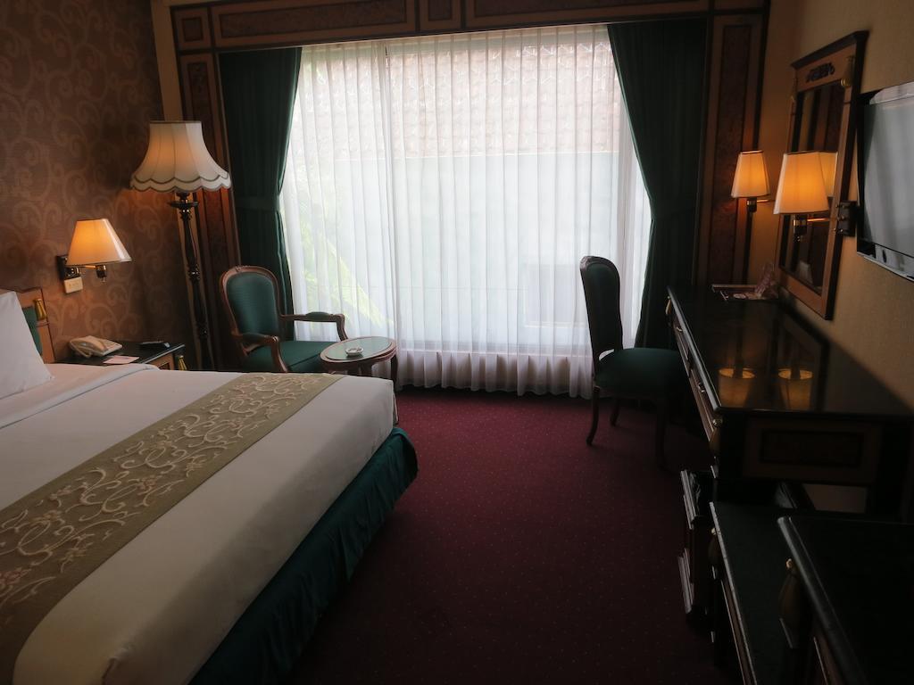 Gajahmada Graha Hotel Маланг Екстериор снимка