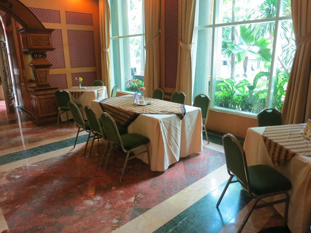 Gajahmada Graha Hotel Маланг Екстериор снимка