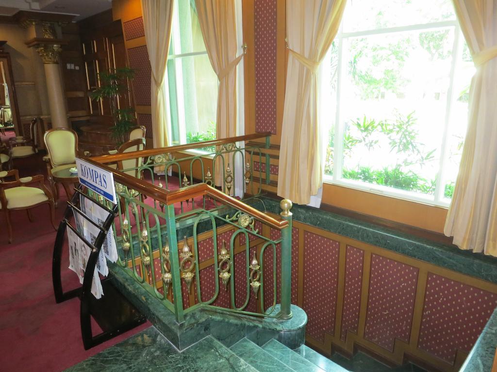 Gajahmada Graha Hotel Маланг Екстериор снимка