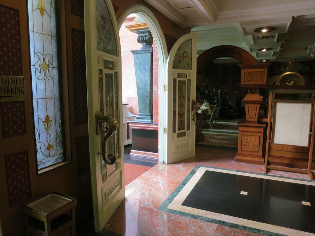 Gajahmada Graha Hotel Маланг Екстериор снимка